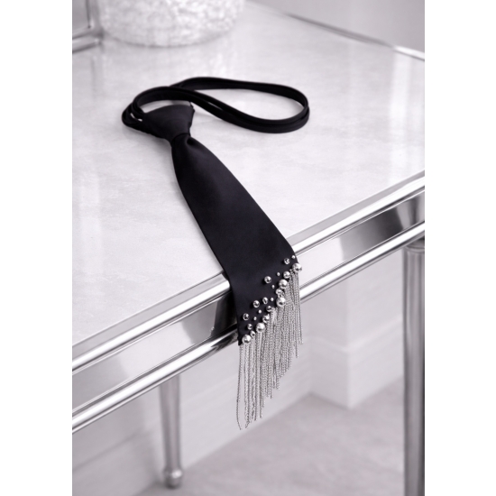 Krawat czarny z frędzlami i kryształkami – elegancja z wyrazistym akcentem.